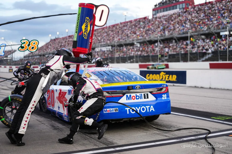 پیروزی شگفتانگیز بل بر لارسون در مسابقات NASCAR